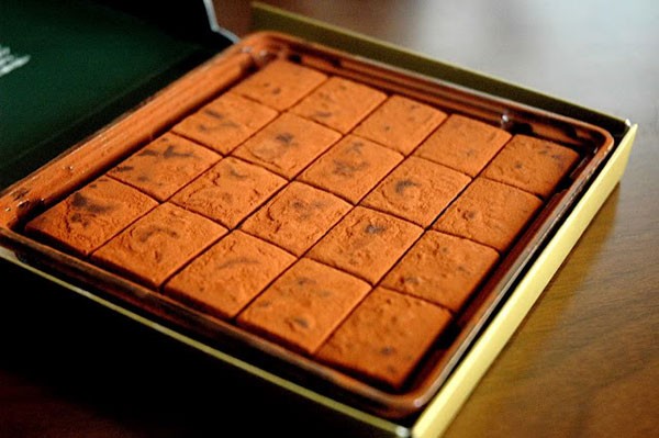 Chocolate tươi thơm, mềm, ngọt và cảm giác tươi nguyên không chất bảo quản cùng cái thú của việc ngắm, chạm vào lớp cacao mịn màng bên ngoài.