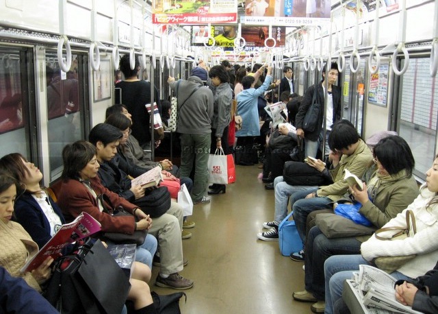 Bên trong tàu điện ngầm ở Nhật Bản