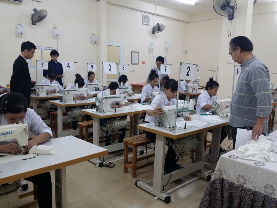 Ứng viên được kiểm tra tay nghề khi tham gia xuất khẩu lao động Nhật Bản ngành may mặc