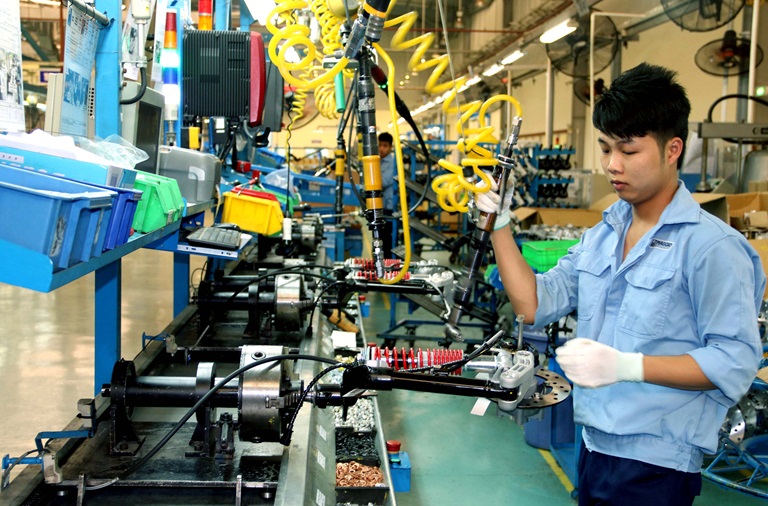 Lao động Việt Nam đang vận hành máy ép nhựa tại xưởng