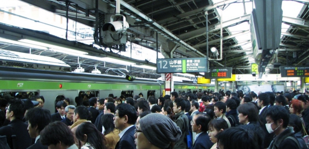 Nếu không biết cách, việc đi tàu điện ở Nhật Bản sẽ khá khó khăn đối với các bạn mới sang