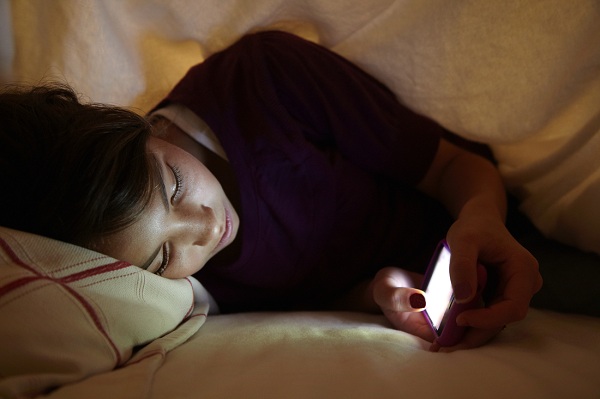 Sử dụng điện thoại vừa ảnh hưởng tới mắt, vừa ảnh hưởng giấc ngủ