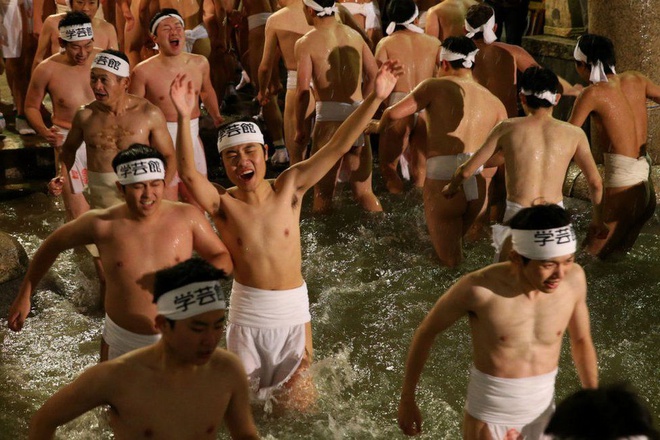 Hình ảnh những người tham gia đang qua hồ nước thanh tẩy cơ thể trước khi vào đền